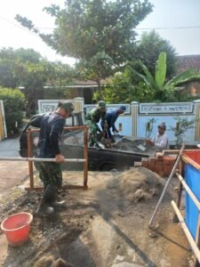 Kebersamaan Warga dan Prajurit Perbaiki Rumah Mardiono di TMMD Kodim Sukoharjo