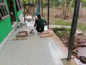 Rehabilitasi Mushola Darul Istiqomah: Keramik Hampir Selesai Berkat Sinergi Warga dan TNI