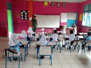 Babinsa Koramil 05/Panga Tanamkan Wawasan Kebangsaan kepada Siswa MIN 5 Aceh Jaya