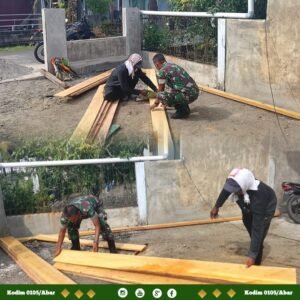 Babinsa Kodim 0105/Aceh Barat Bantu Warga Bangun Teras Rumah di Gampong Deuah