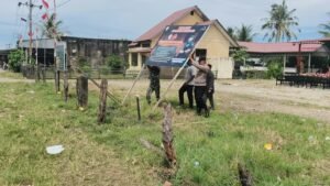 Babinsa Koramil 01/Jaya dan Bhabinkamtibmas Pasang Imbauan Karhutla di Aceh Jaya