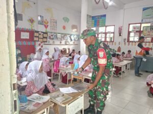 Babinsa Koramil 01/Jaya Awasi Pembagian Makanan Bergizi bagi Para Penerima di Lingkungan Sekolah