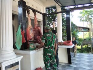 Dari Lapak Pedagang Kuta Tuha, Babinsa Mengetahui Harga Daging Kerbau dan Sapi Saat Bulan Maulid