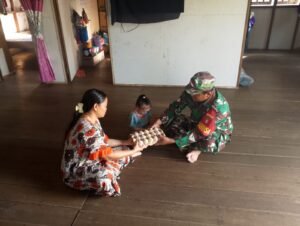 ‎Hadir Membantu Warga: Babinsa Serda Sumardi Serahkan Bantuan Telur untuk Anak Gizi Buruk