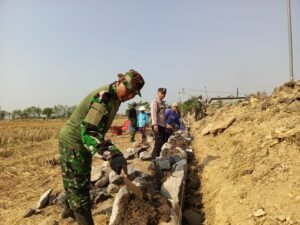 Warga dan TNI Gotong Royong di Desa Parangjoro