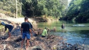 Warga dan Satgas TMMD Bersihkan Semak di Bawah Jembatan Gantung Tadangpalie