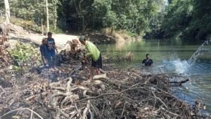 Warga dan Satgas TMMD Bersihkan Bawah Jembatan Gantung Tadangpalie