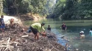 Warga dan Satgas TMMD Bersihkan Bawah Jembatan Gantung di Tadangpalie