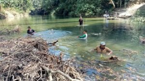 Gotong Royong Warga dan Prajurit Bersih-bersih di Bawah Jembatan Gantung Tadangpalie