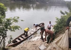 TNI dan Warga Angkut Material Bangun Jembatan Penghubung Cibubukan-Serasa