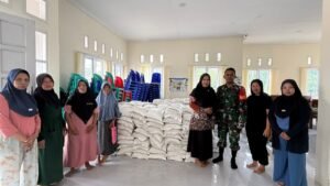 Babinsa Dampingi Penyaluran Beras Bulog di Dua Desa Sandaran