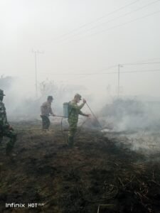 Dandim 1001/HSU Turun ke Lokasi Padamkan Api di Pinangkara Pasar Senin Amuntai