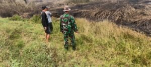 Babinsa Lampihong dan Warga Gelar Patroli Cegah Karhutla di Balangan
