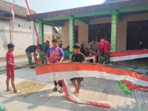 Warga dan Satgas TMMD Padukan Tenaga Hias Desa Menyongsong Kemerdekaan