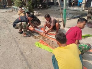 Warga Parangjoro dan Satgas TMMD Guyub Pasang Umbul-umbul Sambut HUT RI