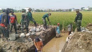 Estafet Material Satukan Warga dan Aparat dalam Pembangunan di Parangjoro