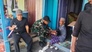 Tim Kesehatan Satgas TMMD Sambangi Rumah Warga Tamban Bangun