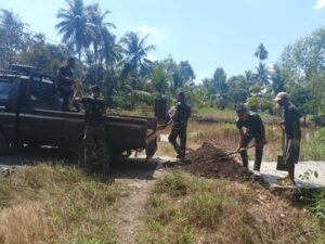 Gotong Royong TNI-Warga Dongkrak Jalan Tamban Bangun