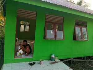 Pengecatan Pintu-Jendela Tanda Tahap Akhir Rehabilitasi TPA TMMD di Tamban Bangun