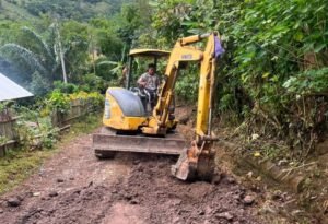 Excavator Dikerahkan untuk Percepat Pembentukan Badan Jalan di Desa Pattuku