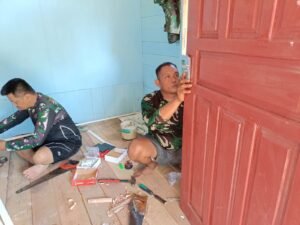 Sentuhan Terakhir Menyelesaikan RTLH untuk Nini Noorhayati di Tamban Bangun