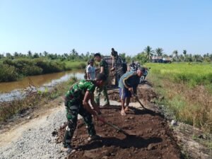 Gotong royong warnai peningkatan jalan di Tamban Bangun