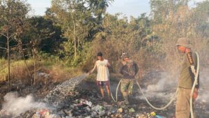 Gabungan Petugas Padamkan Karhutla di Rantau Pulung dalam 3 Jam