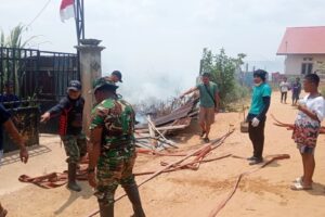 Kodim 1707/Merauke Bersama Warga Padamkan Kebakaran di Kampung Ternate