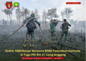 Kodim 1006/Banjar Bersama BPBD Padamkan Karhutla di Tugu PDI Km 21 Liang Anggang
