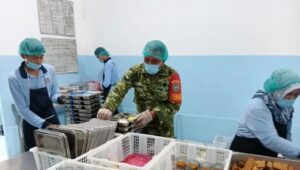 Babinsa Koramil 02/Sukakarya Turun Tangan Saat Penyaluran Makanan Bergizi di Sabang