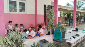 120 Porsi MBG Dibagikan di TK Tut Wuri Handayani, Babinsa Koramil 05/Panga Dampingi Penyaluran